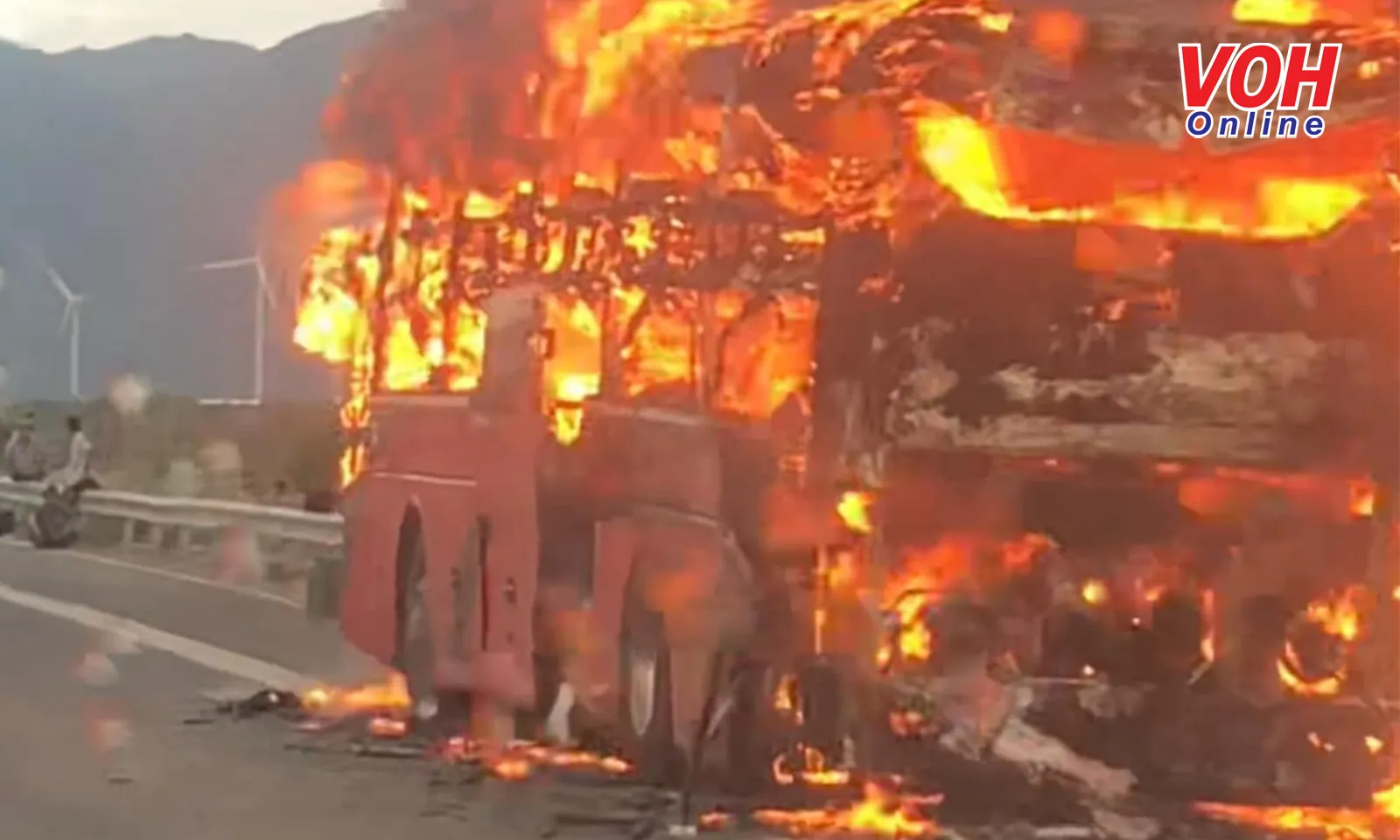 Xe giường nằm cháy rụi trên cao tốc Cam Lâm – Vĩnh Hảo, 36 hành khách hoảng loạn thoát thân