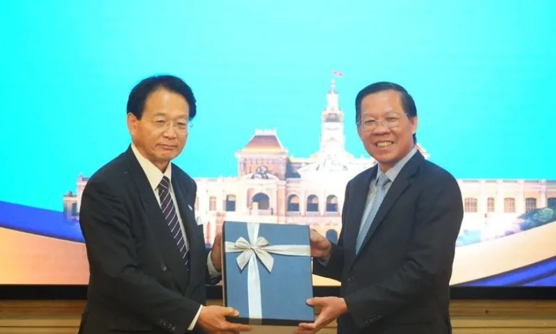 Chủ tịch TPHCM: Đề xuất triển khai chương trình chăm sóc sức khỏe toàn diện cho người dân