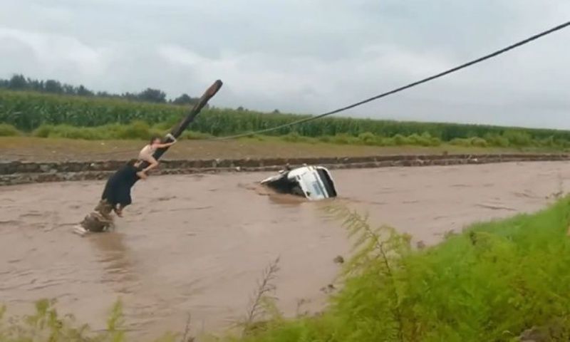 Video: Xe hơi bị cuốn xuống dòng sông chảy xiết và phản ứng bất ngờ của người ngồi trong xe