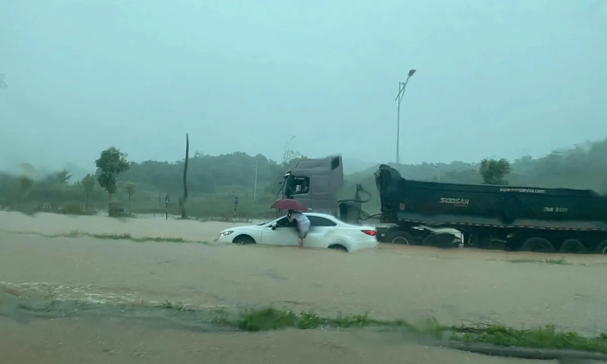 Lào Cai: Mưa lớn, nhiều tuyến đường, nhà dân bị ngập lụt