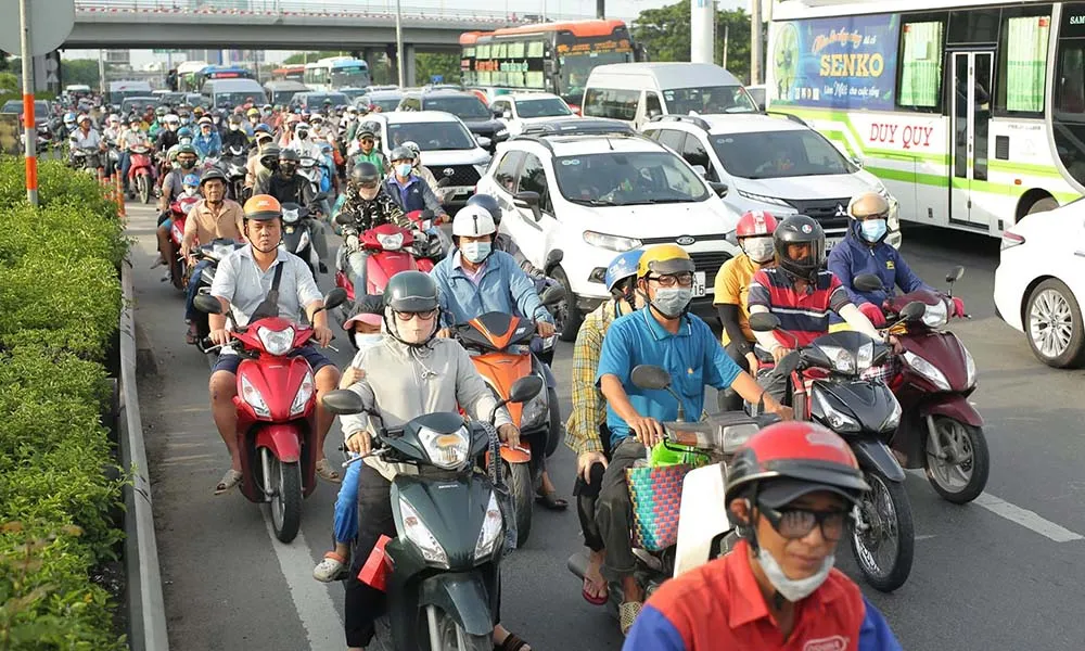 Phương tiện giao tăng đột biến tại cửa ngõ thành phố