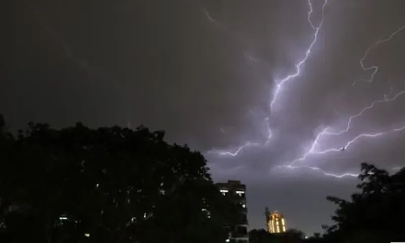 Sét đánh vào các căn hộ dân cư trong cơn giông bão ở ngoại ô thủ đô Delhi của Ấn Độ  AFP qua Getty Images 