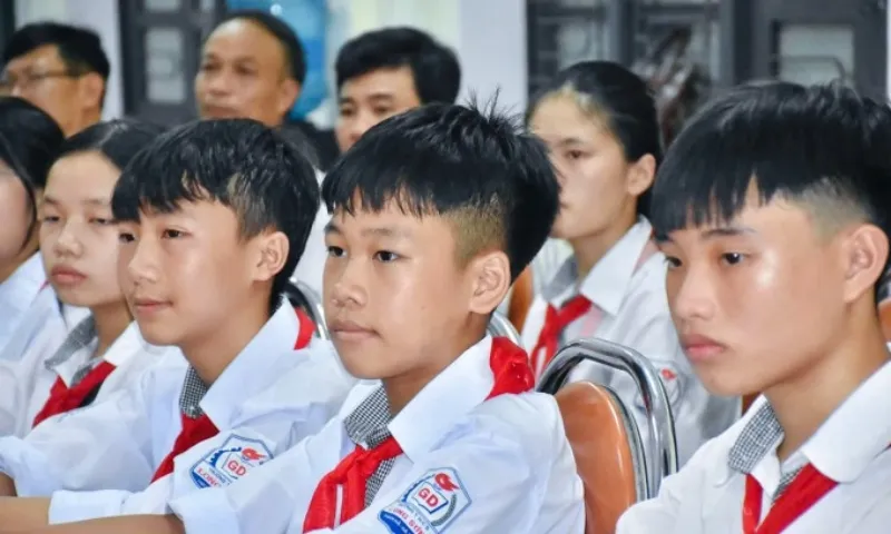 Vinh danh ba nam sinh dũng cảm cứu hai em nhỏ đuối nước