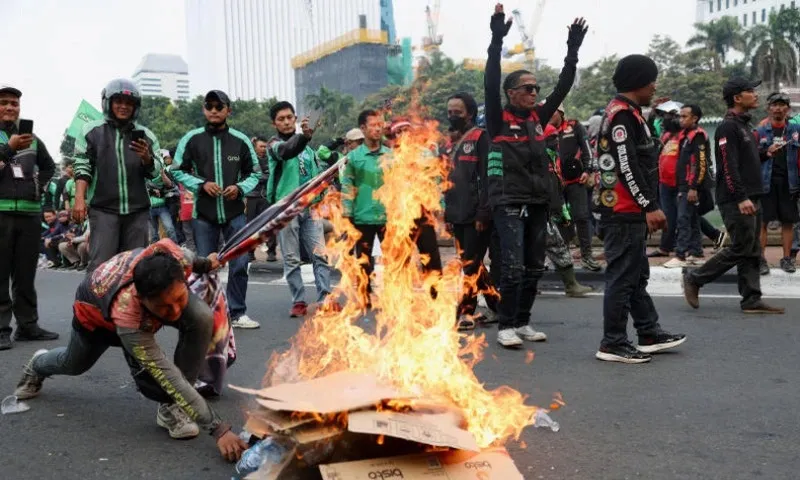 Indonesia: Hàng trăm tài xế xe công nghệ biểu tình