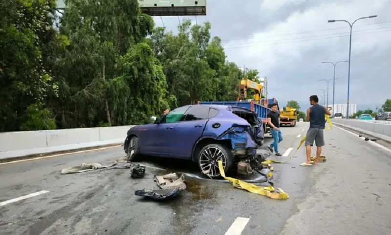 Siêu xe tông vào hộ lan đường, giao thông ùn tắc nghiêm trọng