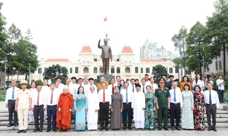 Lãnh đạo TPHCM dâng hương tưởng niệm Chủ tịch Hồ Chí Minh và Chủ tịch Tôn Đức Thắng