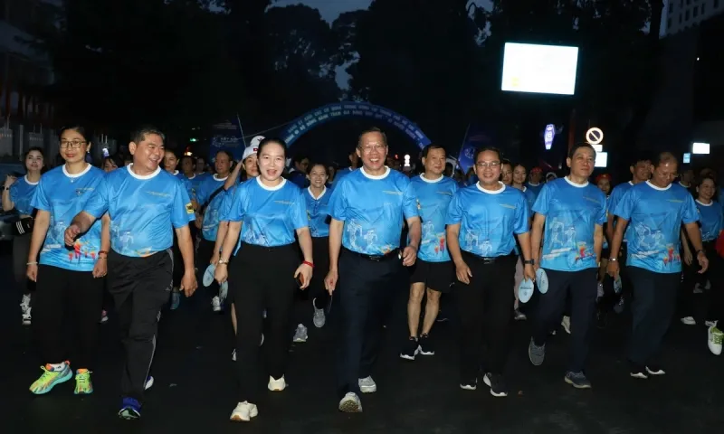 Chủ tịch Phan Văn Mãi cùng 3.000 người dân TPHCM đi bộ vì người nghèo