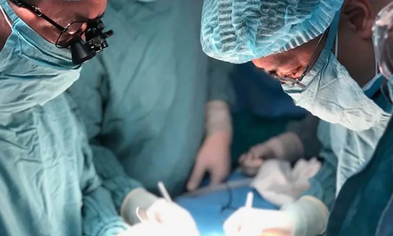 Bé 29 tháng tuổi bị chấn thương sọ não do ray cửa lùa rơi trúng đầu