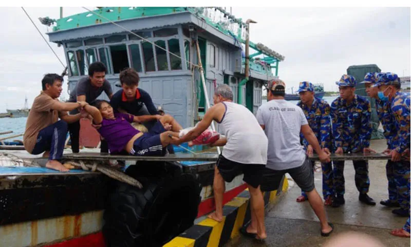 Bệnh nhân được đưa vào Trung tâm y tế Trường Sa