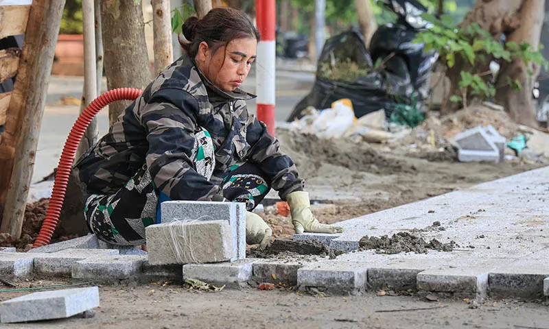 Công nhân đang thi công  tại dự án  ở Hồ Ngọc Khánh