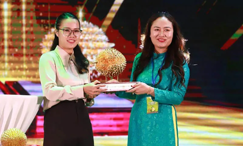 Đấu giá 1 trái nữ hoàng sầu riêng Ri6, thu về hơn 1,4 tỉ đồng