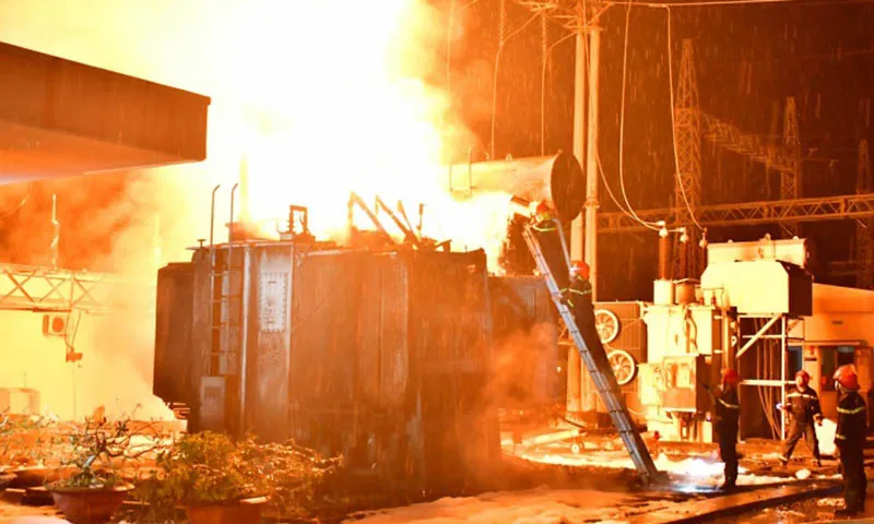 Hiện trường vụ cháy tại trạm biến áp ở thị xã Cai Lậy. Ảnh  Công an Tiền Giang