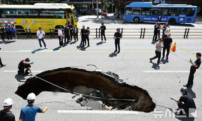 Hố tử thần tại Seodaemun (Seoul) ngày 29 8  Ảnh NEWSIS