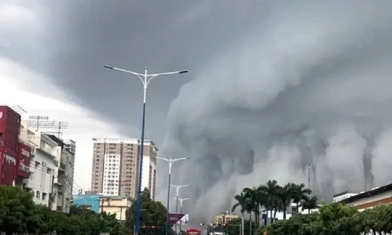 mây đen như sóng thần