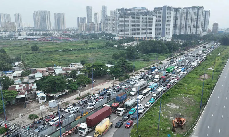 phương tiện xếp hàng trên đường Mai Chí Thọ, hướng từ đường Võ Nguyên Giáp về nút giao thông An Phú.