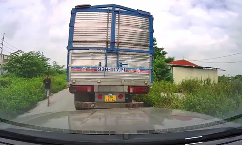 Clip: Tài xế xe tải lùi bất cẩn, gây va chạm với ô tô ở phía sau