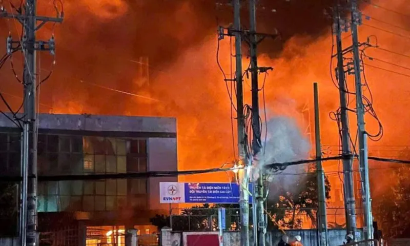 Tiền Giang: Trạm biến áp bốc cháy dữ dội trong cơn mưa lớn