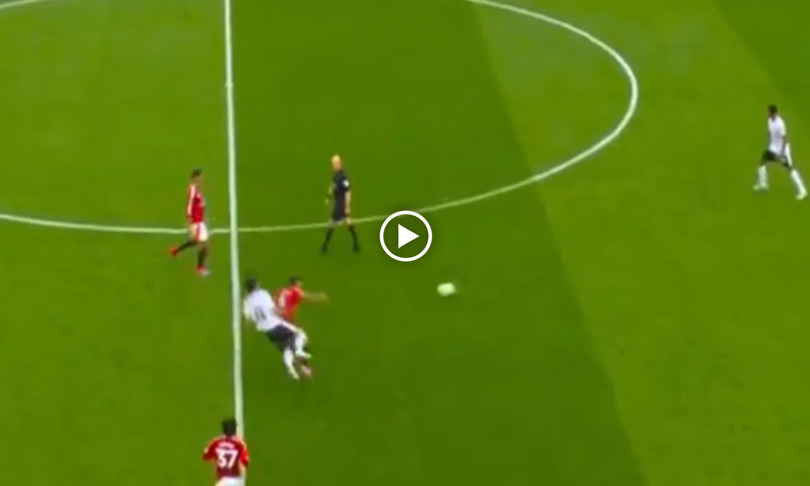 VIDEO: Van Dijk khiêu khích Lisandro Martinez  