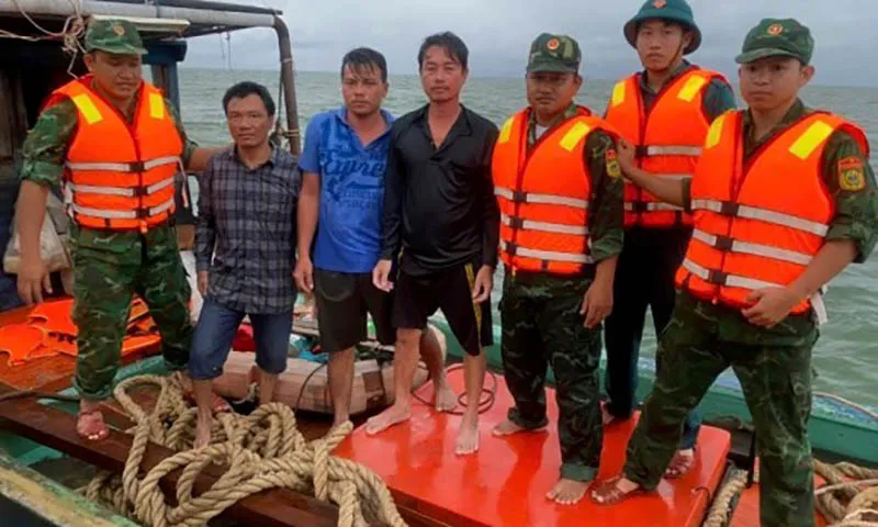 Sóng đánh chìm sà lan, 3 thuyền viên được cứu sống sau hơn 5 tiếng trên biển