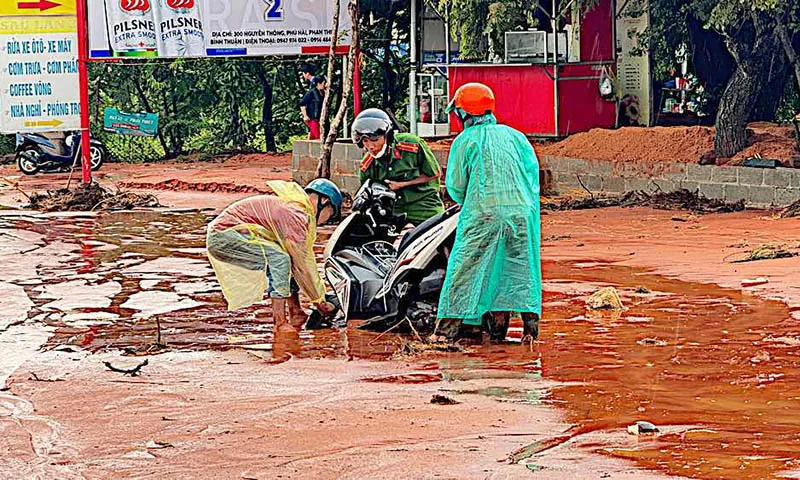 Mũi Né: Mưa lớn, cát đỏ trên đồi tràn xuống đường giao thông