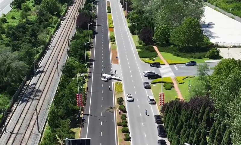 Xem clip: Máy bay hạng nhẹ đáp khẩn cấp xuống cao tốc