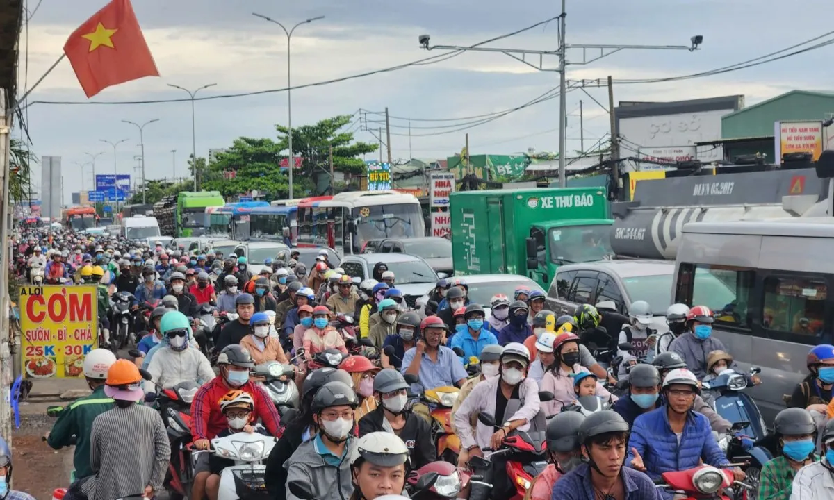 TPHCM: Người dân trở lại, các tuyến đường cửa ngõ ùn tắc kéo dài