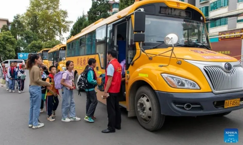 Thảm kịch giao thông trước cổng trường: 10 học sinh thiệt mạng