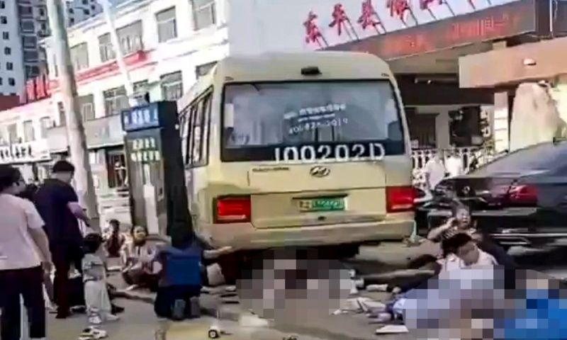 Trung Quốc: Xe buýt chở học sinh mất lái, hàng chục phụ huynh và học sinh thiệt mạng