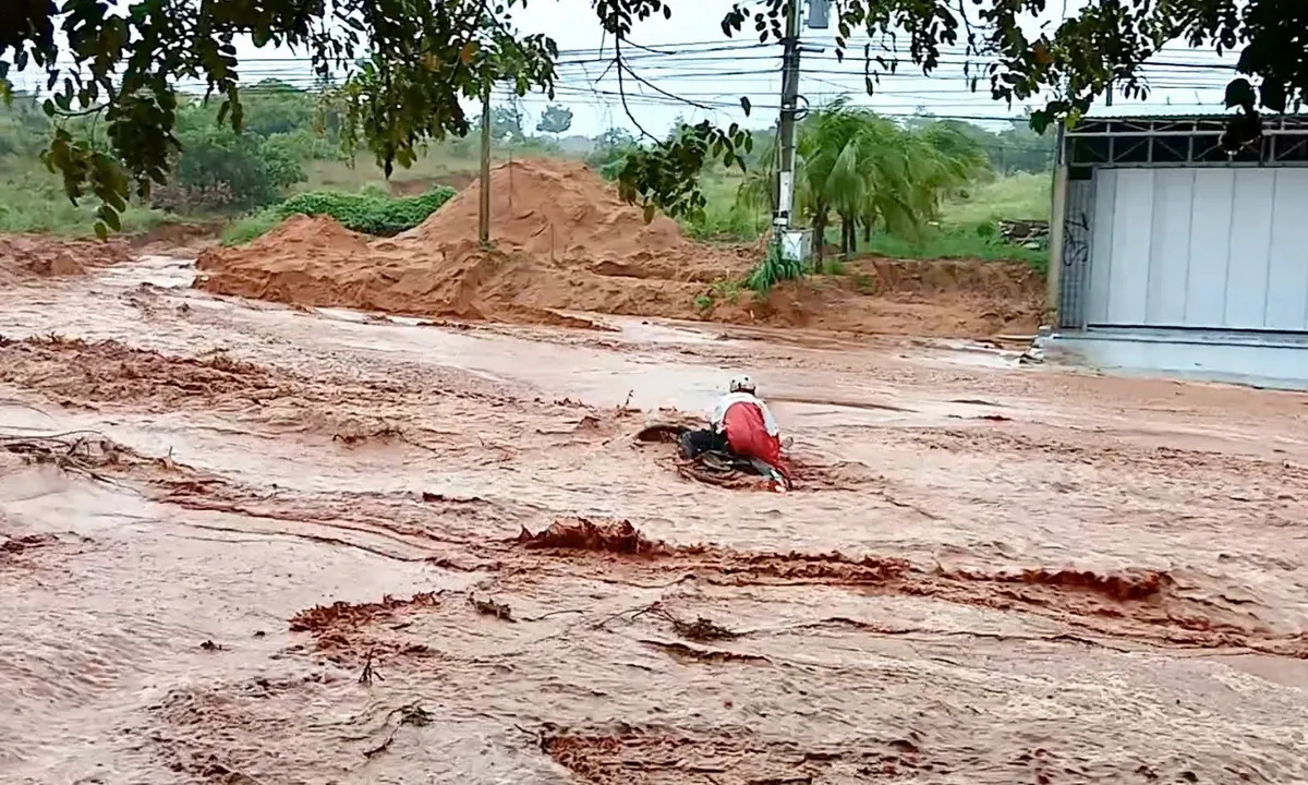 Mũi Né: cát đỏ lại tràn xuống đường sau mưa lớn