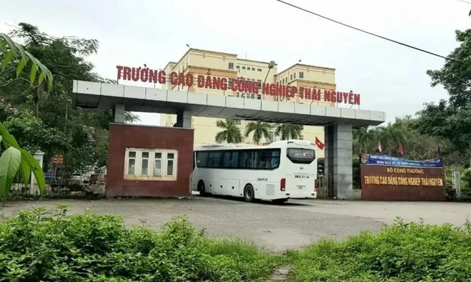 CĐ Công nghiệp Thái Nguyên lùi ngày nhập học để điều tra nguyên nhân nhiều học sinh bị sốt, đau đầu