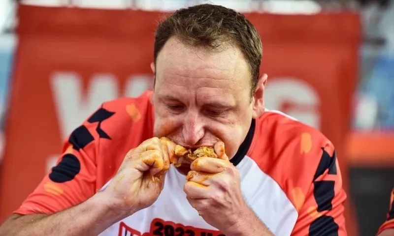 ‘Thánh ăn’ Joey Chestnut lập kỷ lục thế giới mới