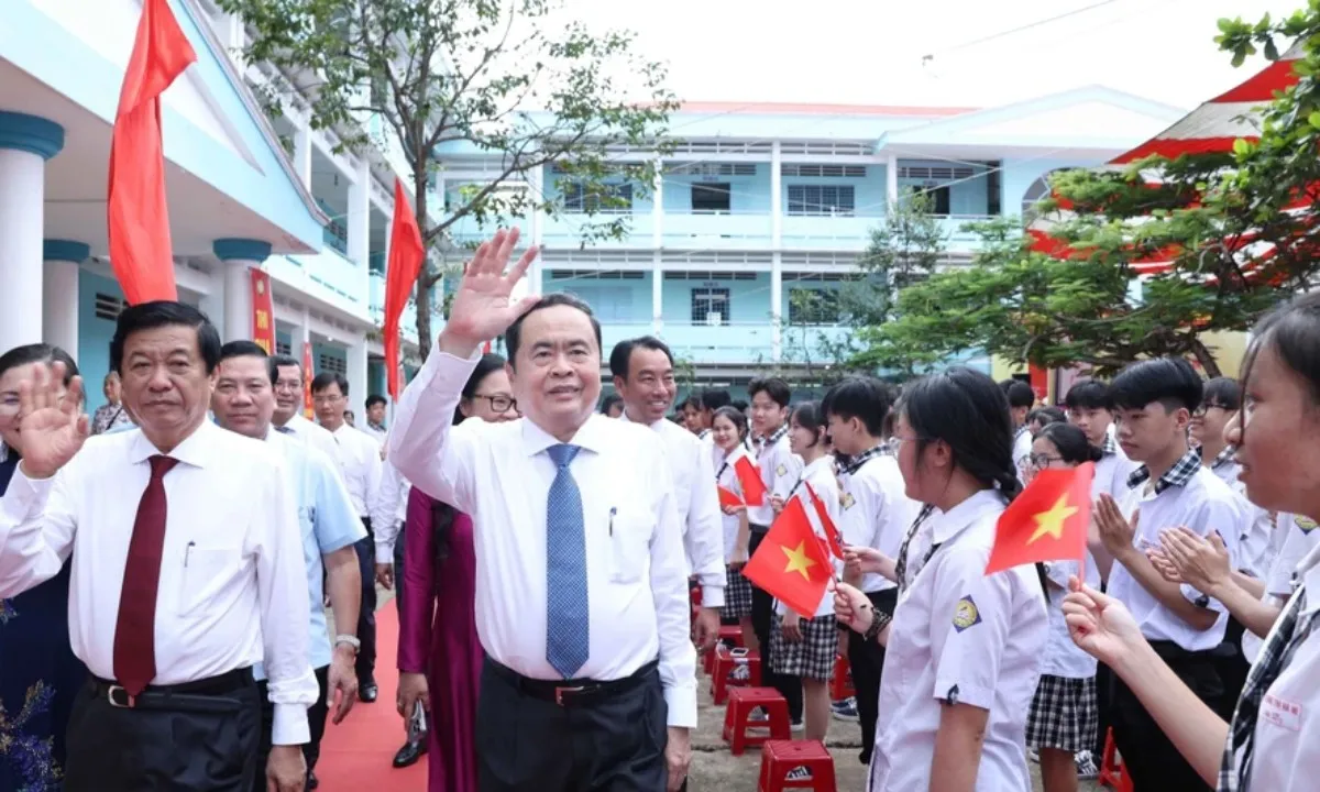 Chủ tịch Quốc hội: Thầy cô là người truyền lửa, khơi dậy cảm hứng để các em học tập