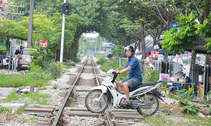 Một điểm đen lối đi tự mở trên tuyến đường sắt tiềm ẩn tai nạn giao thông