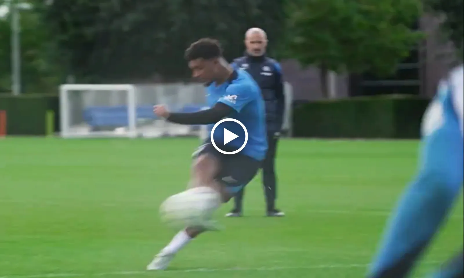 VIDEO: Sancho khiến CĐV Chelsea liên tưởng đến “Ronaldinho 2.0” 