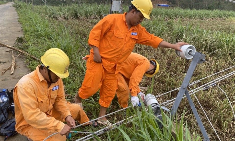 Khuyến cáo: Cách sử dụng điện an toàn trước, trong và sau bão