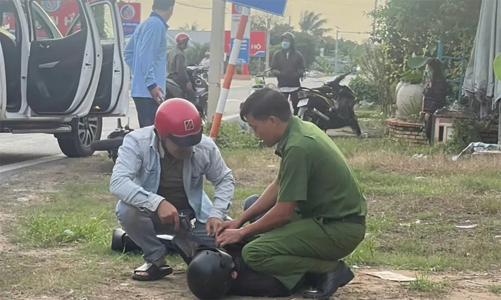 Truy đuổi gần 35 km, bắt giữ hai thanh niên cướp giật dây chuyền 