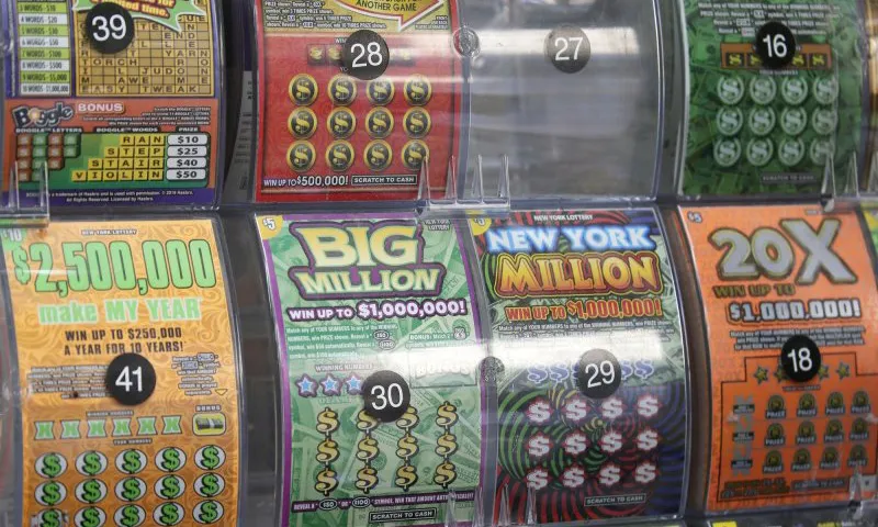 Người phụ nữ 2 năm trúng 2 vé số cào được 1,3 triệu USD