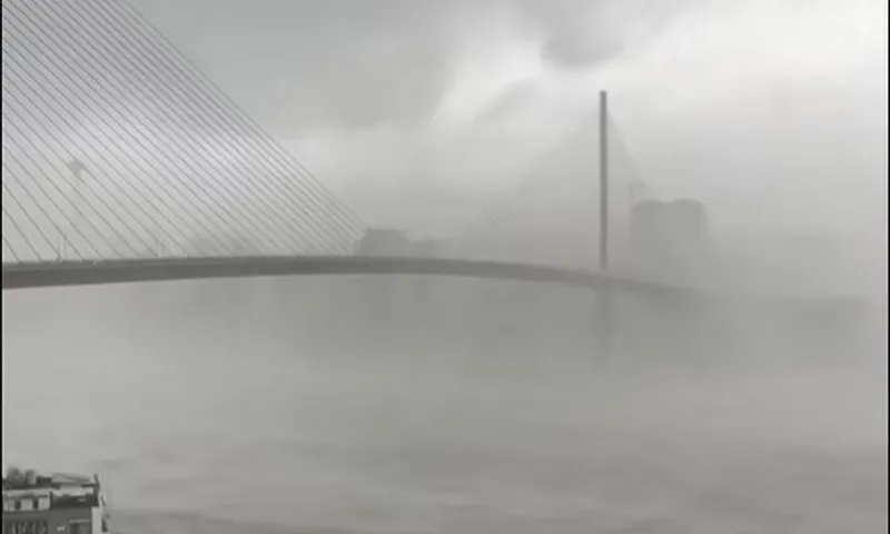 Video clip: Cầu Bãi Cháy (Hạ Long) trong cơn lốc của bão số 3