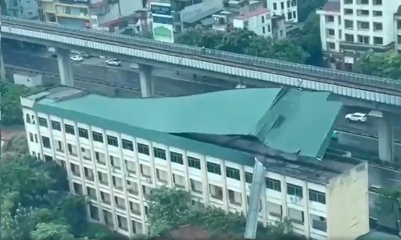 Video clip: Gió lật tung mái tôn cả tòa nhà trên đường Nguyễn Trãi (Hà Nội)
