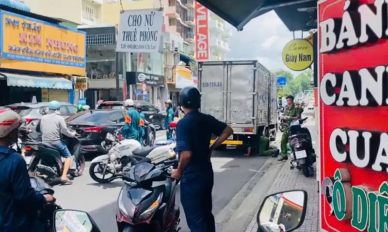 Clip: Xe chở nước đá đụng bà cụ tử vong trong gầm xe