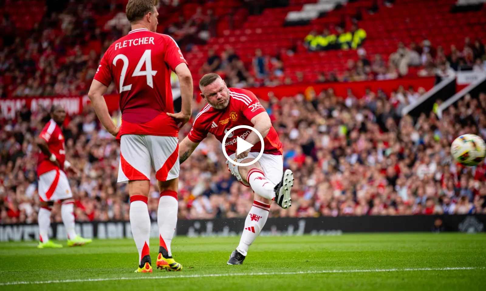 VIDEO: Rooney sút phạt vào góc chữ A lập siêu phẩm, thủ môn bất lực chịu trận
