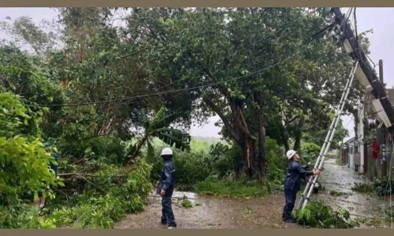 Bão số 3 tiếp tục di chuyển về phía Tây Bắc Bộ suy yếu thành áp thấp nhiệt đới