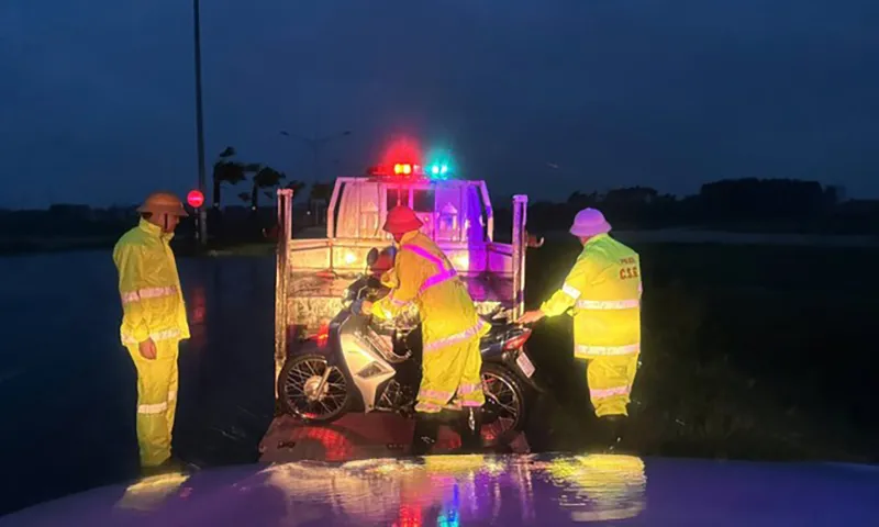 Cảnh sát giao thông tỉnh Bắc Giang kịp thời cứu giúp chị Tâm gặp nạn do bão số 3.