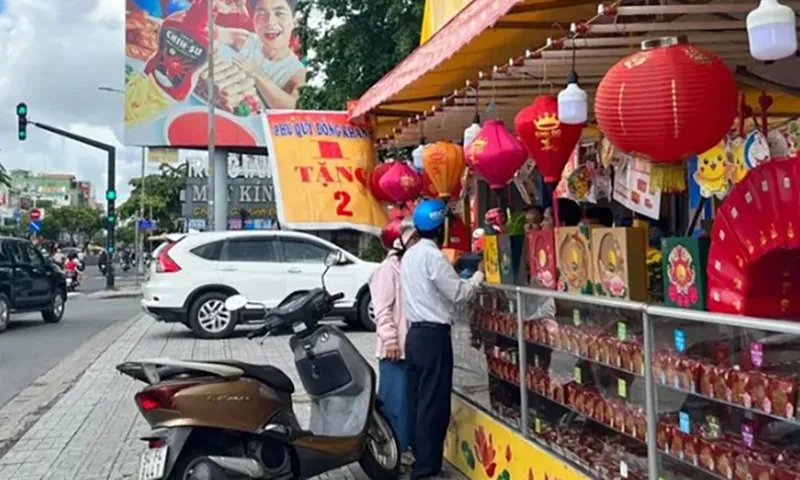 Nhiều điểm bán bánh trung thu bắt đầu tung chiêu khuyến mãi mua 1 được 4