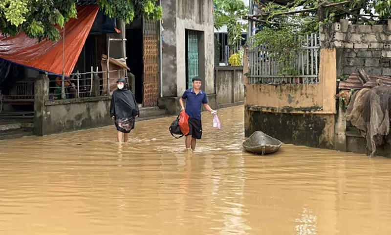 Nước bắt đầu tràn vào đường làng Bùi Xá Hà Nội sau bão