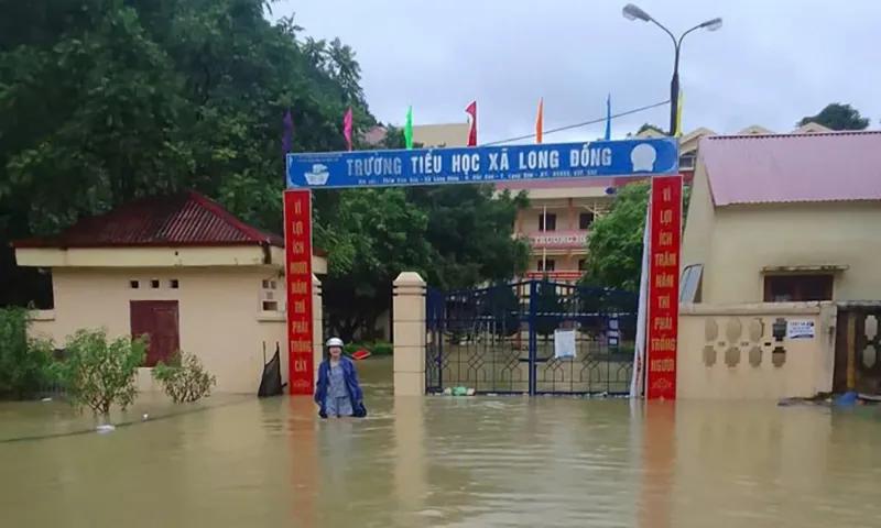 Nước ngập tại Trường tiểu học xã Long Đống, huyện Bắc Sơn, Lạng Sơn sáng 08 09