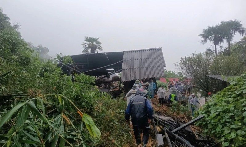 Lào Cai: 4 ngôi nhà bị sạt lở đất đá vùi lấp, 7 người mất tích