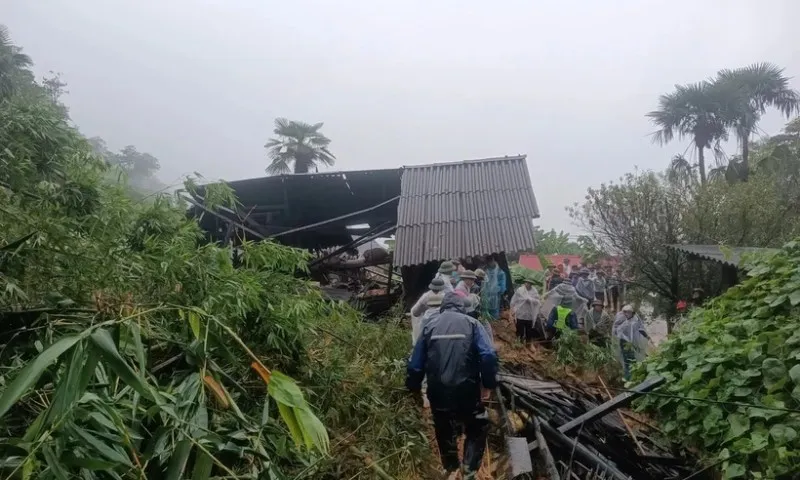 Lào Cai: 4 ngôi nhà bị sạt lở đất đá vùi lấp, 7 người mất tích