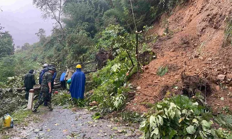 Cao Bằng: Một xe khách bị cuốn xuống sông do sạt lở đất