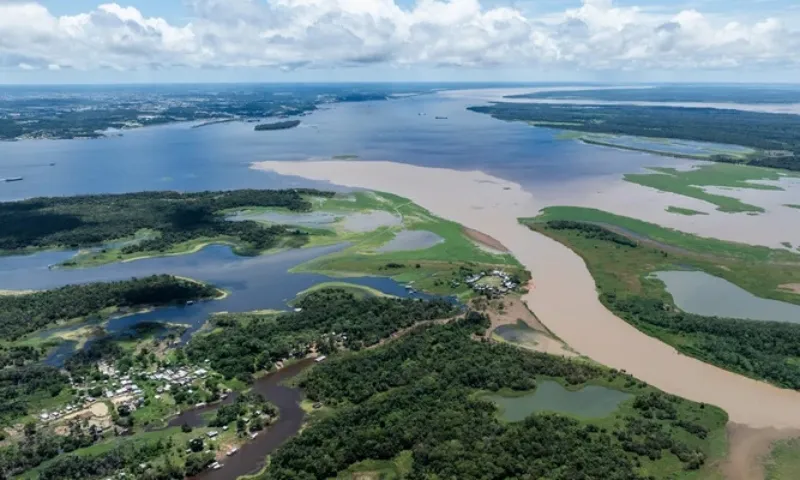 Hạn hán kỷ lục tại Amazon, mực nước sông cạn trơ đáy